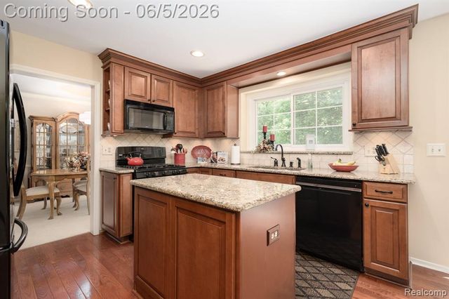 44828 Roundview Drive, Novi, MI 48375