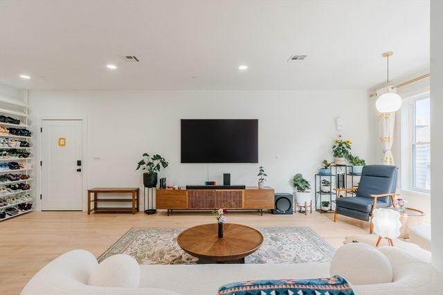 43 Withington St 7, Boston, MA 02124