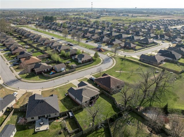 688 Olivia Lane, Centerton, AR 72719