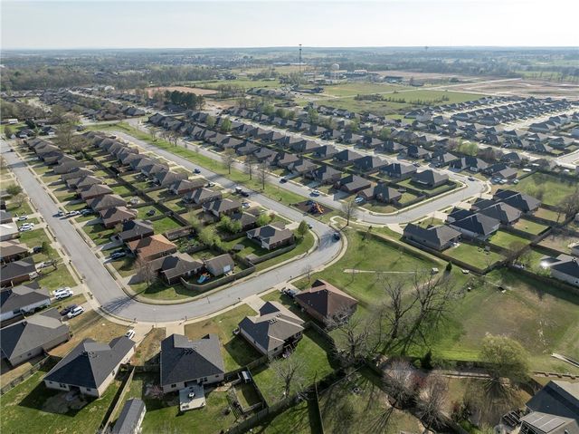 688 Olivia Lane, Centerton, AR 72719