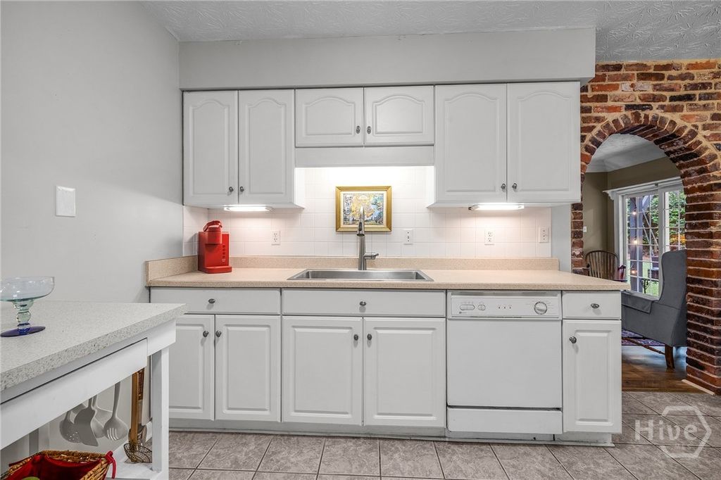 Image 10 of property listing at 26 River Oaks Road, Savannah, GA 31410