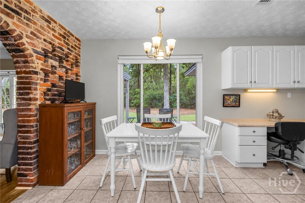 Image 11 of property listing at 26 River Oaks Road, Savannah, GA 31410