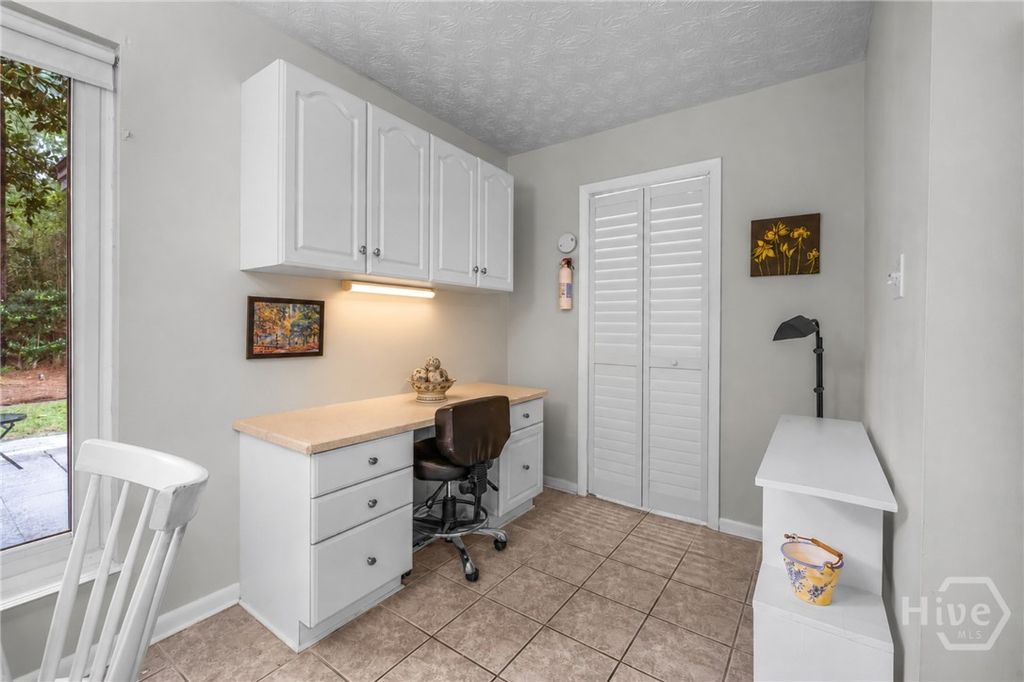Image 13 of property listing at 26 River Oaks Road, Savannah, GA 31410