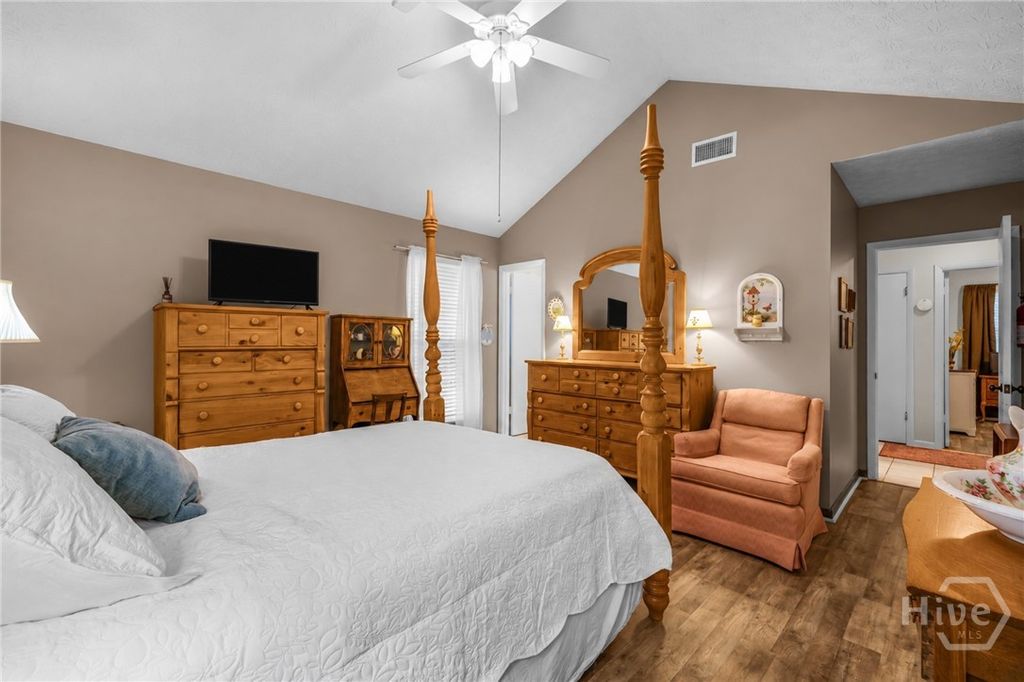 Image 15 of property listing at 26 River Oaks Road, Savannah, GA 31410