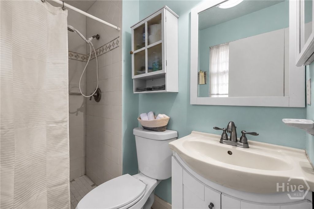 Image 19 of property listing at 26 River Oaks Road, Savannah, GA 31410