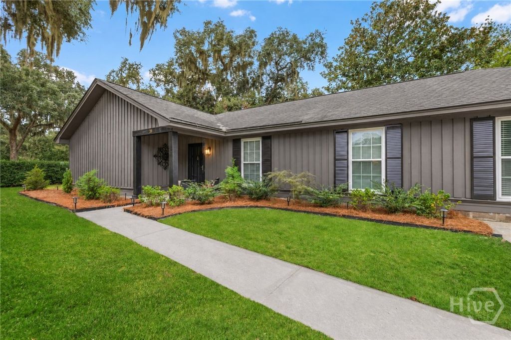 Image 2 of property listing at 26 River Oaks Road, Savannah, GA 31410