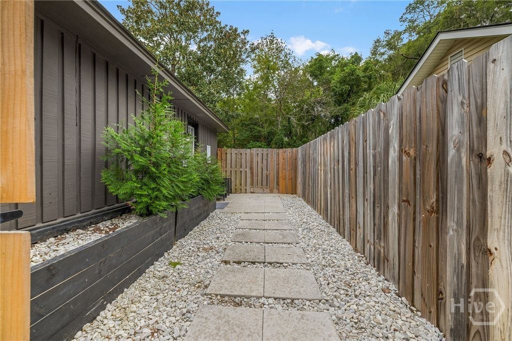 Image 20 of property listing at 26 River Oaks Road, Savannah, GA 31410
