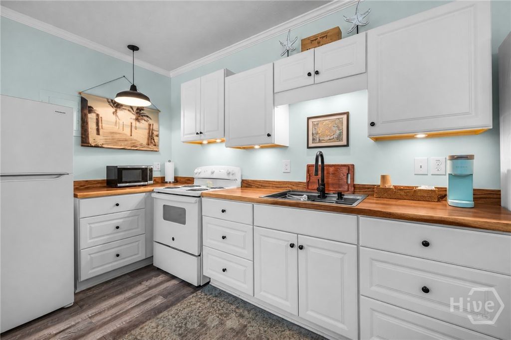 Image 28 of property listing at 26 River Oaks Road, Savannah, GA 31410