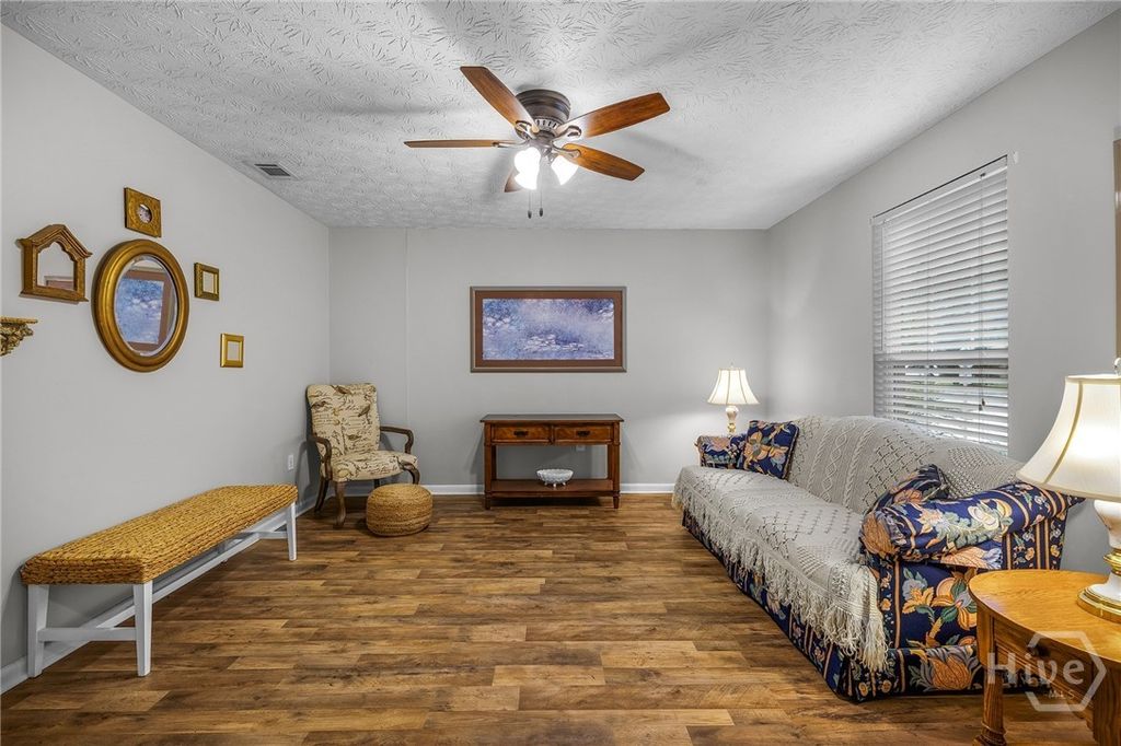 Image 4 of property listing at 26 River Oaks Road, Savannah, GA 31410