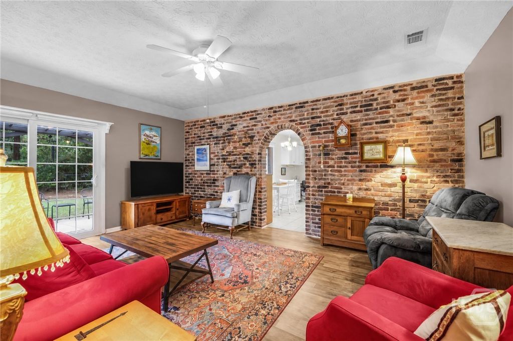 Image 5 of property listing at 26 River Oaks Road, Savannah, GA 31410