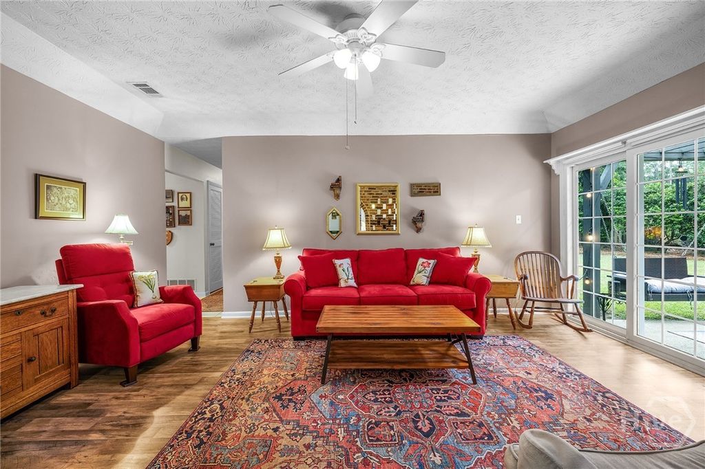 Image 6 of property listing at 26 River Oaks Road, Savannah, GA 31410