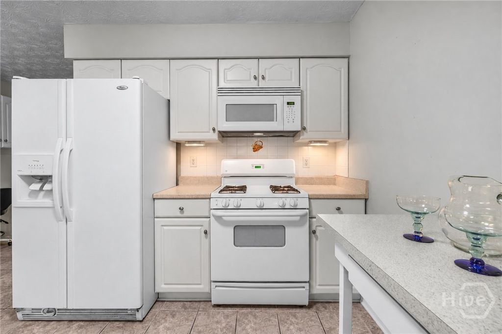 Image 8 of property listing at 26 River Oaks Road, Savannah, GA 31410