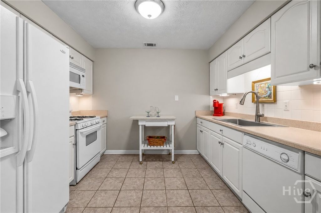 Image 9 of property listing at 26 River Oaks Road, Savannah, GA 31410
