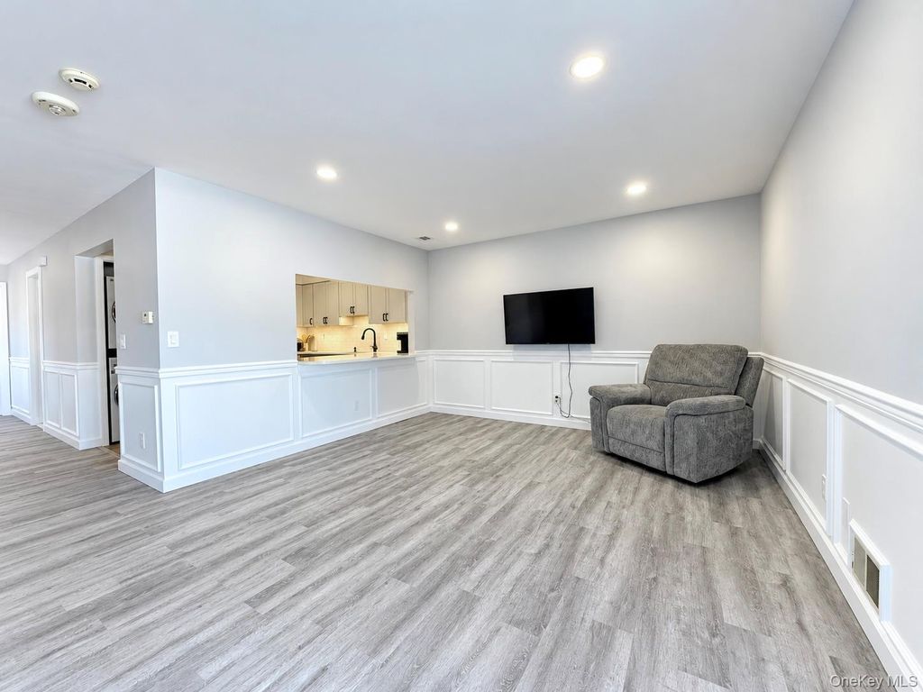 162 Cambridge Drive, Copiague, NY 11726 — photo 4