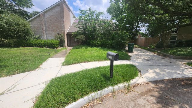 2127 Manor Green Drive, Houston, TX 77077