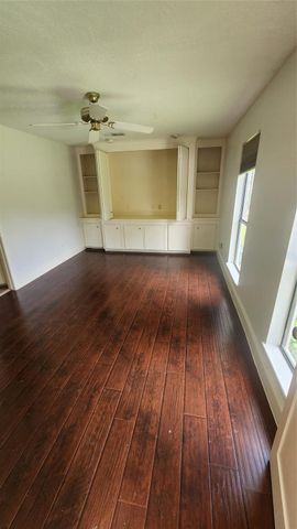 2127 Manor Green Drive, Houston, TX 77077