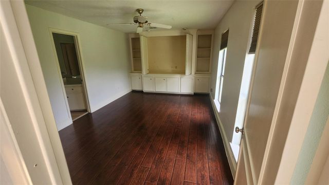 2127 Manor Green Drive, Houston, TX 77077