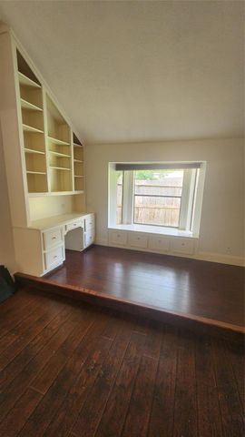 2127 Manor Green Drive, Houston, TX 77077