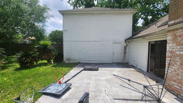 2127 Manor Green Drive, Houston, TX 77077