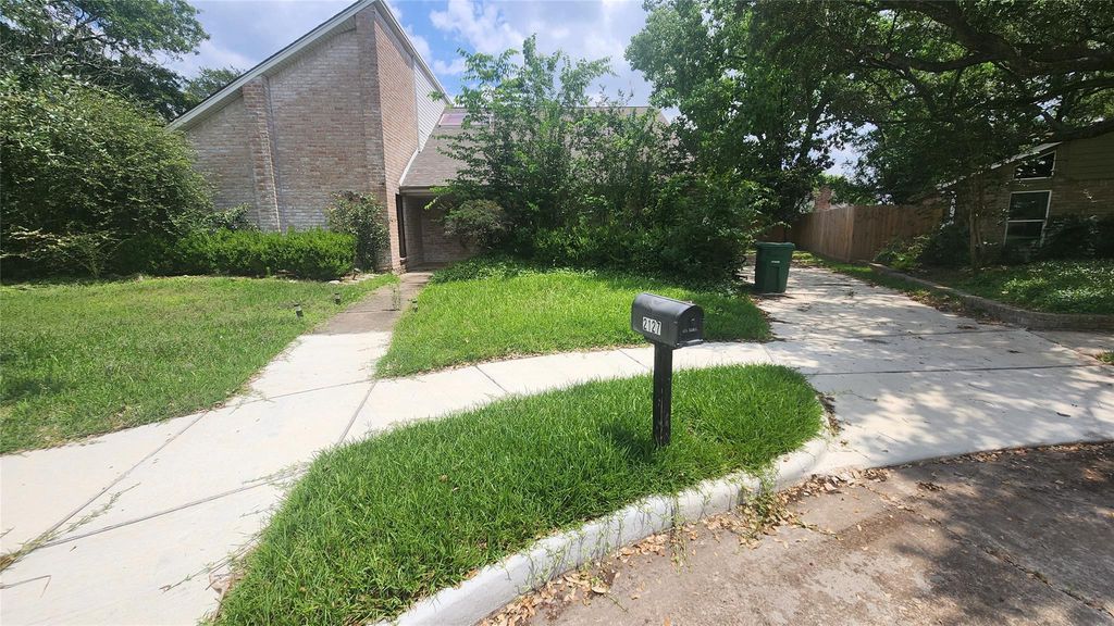2127 Manor Green Drive, Houston, TX 77077
