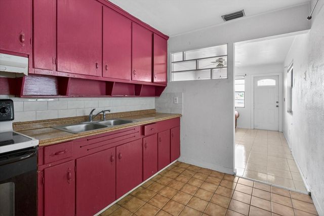 2480 18TH AVENUE N, St Petersburg, FL 33713