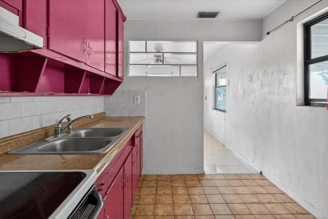 2480 18TH AVENUE N, St Petersburg, FL 33713