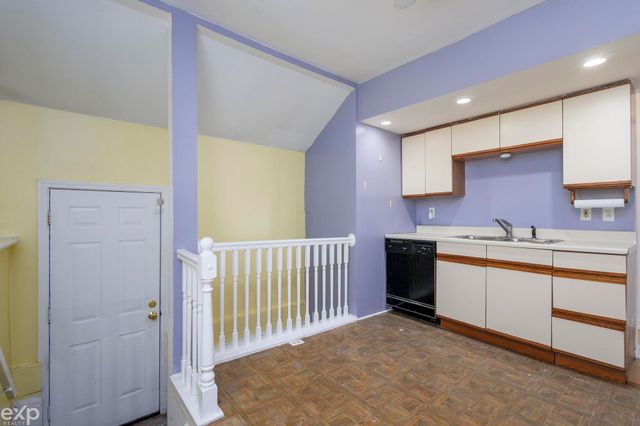 635 E Tennyson Avenue, Pontiac, MI 48340