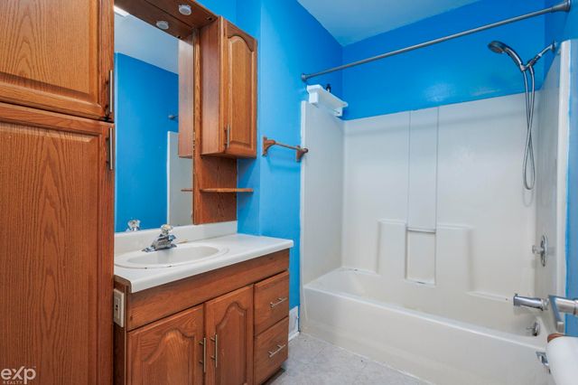 635 E Tennyson Avenue, Pontiac, MI 48340