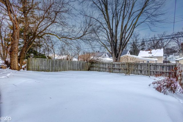 635 E Tennyson Avenue, Pontiac, MI 48340