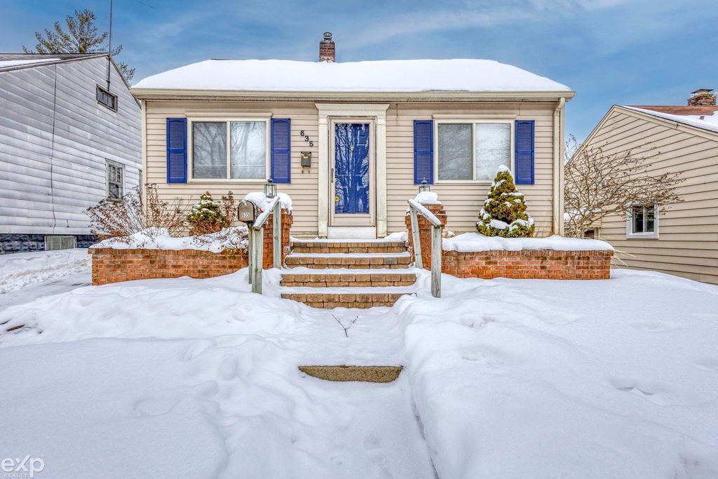 635 E Tennyson Avenue, Pontiac, MI 48340