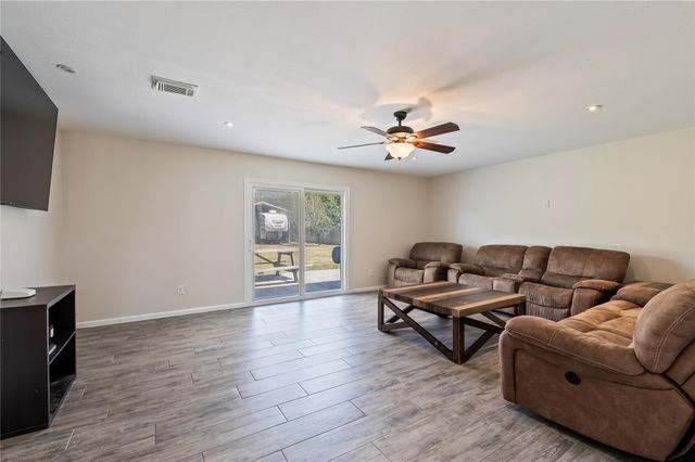 3231 W Meadow Lane, Dickinson, TX 77539