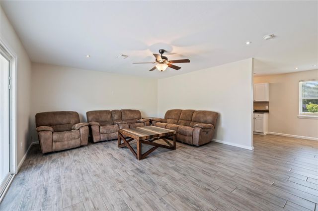 3231 W Meadow Lane, Dickinson, TX 77539