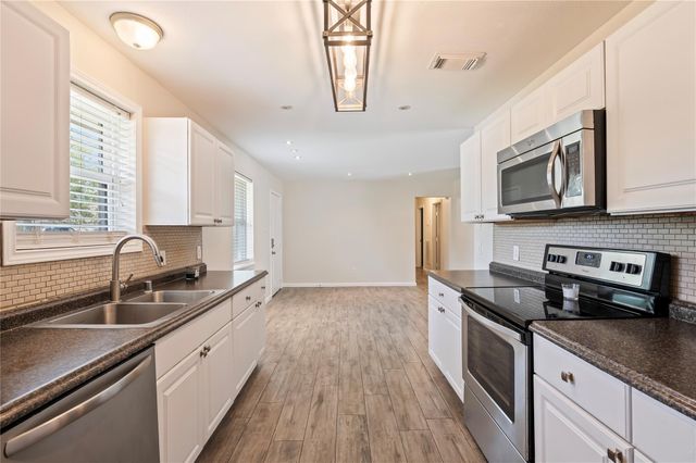 3231 W Meadow Lane, Dickinson, TX 77539