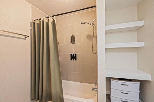 3231 W Meadow Lane, Dickinson, TX 77539