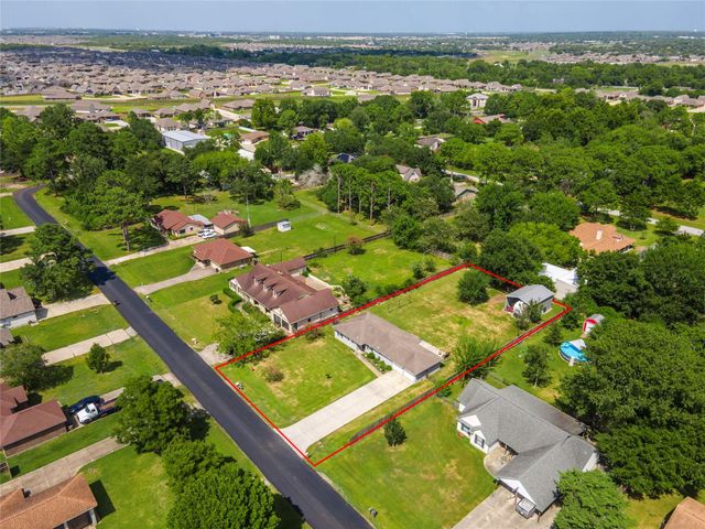 3231 W Meadow Lane, Dickinson, TX 77539