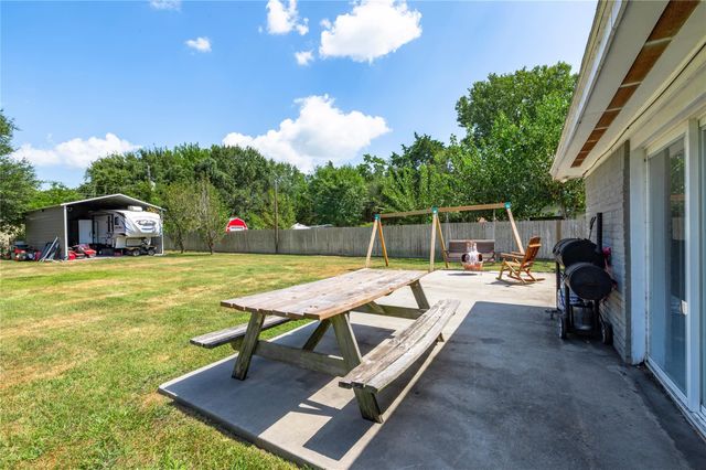 3231 W Meadow Lane, Dickinson, TX 77539