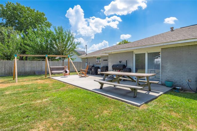 3231 W Meadow Lane, Dickinson, TX 77539