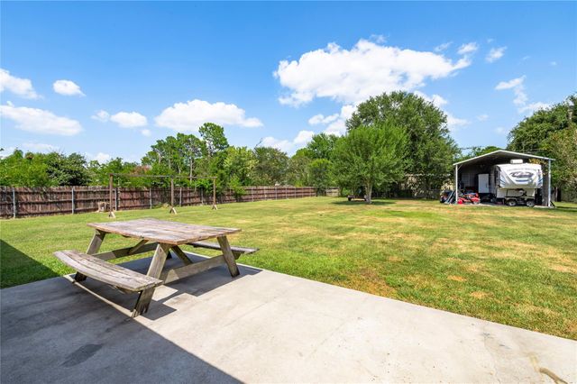 3231 W Meadow Lane, Dickinson, TX 77539