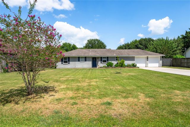 3231 W Meadow Lane, Dickinson, TX 77539