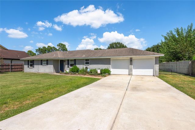 3231 W Meadow Lane, Dickinson, TX 77539