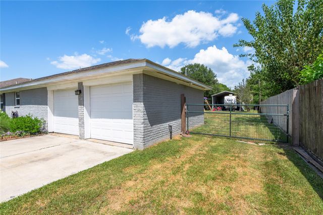 3231 W Meadow Lane, Dickinson, TX 77539