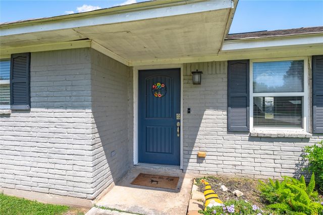 3231 W Meadow Lane, Dickinson, TX 77539