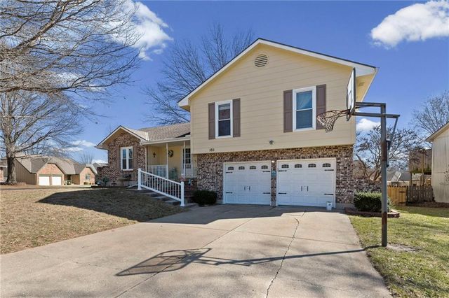 1611 NE Duchess Drive, Lee's Summit, MO 64086