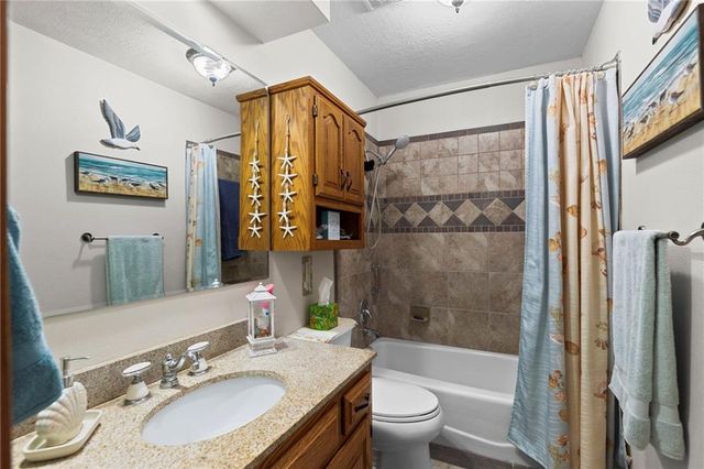 1611 NE Duchess Drive, Lee's Summit, MO 64086