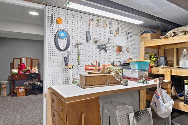 1611 NE Duchess Drive, Lee's Summit, MO 64086