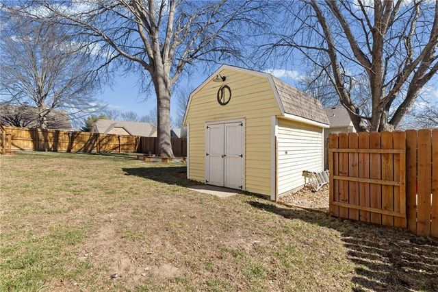 1611 NE Duchess Drive, Lee's Summit, MO 64086