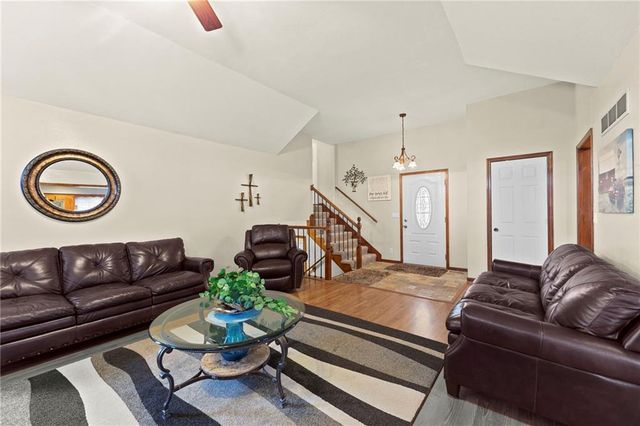 1611 NE Duchess Drive, Lee's Summit, MO 64086