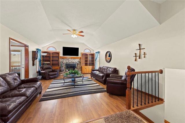 1611 NE Duchess Drive, Lee's Summit, MO 64086