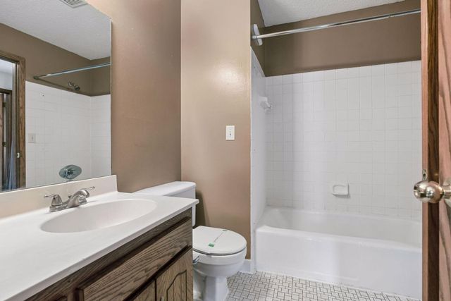 8605 Maplebrook Parkway N, Brooklyn Park, MN 55445