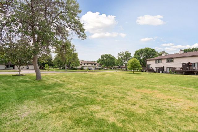 8605 Maplebrook Parkway N, Brooklyn Park, MN 55445
